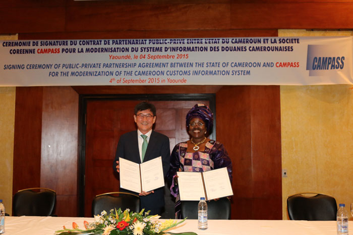Korea and Cameroon sign a contract to export the Uni-Pass system to the West African nation in September 2015. In the photo, then-KCS Commissioner Kim Nak-hoe (left) and Cameroon's Director General of Customs Minette Libom Li Likeng pose for a photo after signing the contract in Yaounde, the Cameroonian capital.