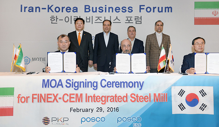 Korea and Iran are now set to bolster their bilateral cooperation. About 400 people, including business people and government representatives from both countries, attended the Korea-Iran business forum that took place in Tehran on Feb. 29. POSCO and PKP signed a memorandum of agreement covering the construction of a steel mill in Iran.