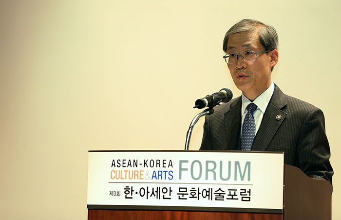 Vice Minister of Culture, Sports and Tourism Cho Hyun-jae delivers the opening speech at the ASEAN-Korea Culture & Arts Forum held at the National Museum of Korea on February 26. (photo: Jeon Han)