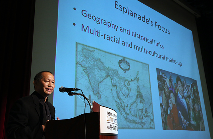 CEO of The Esplanade Benson Puah presents his views on cultural exchange in Singapore during the ASEAN-Korea Culture & Arts Forum. (photo: Jeon Han)