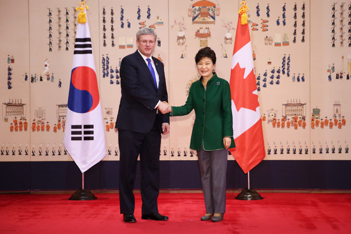 President Park Geun-hye (right) poses for photos with Canadian Prime Minister Stephen Harper at Cheong Wa Dae on March 11. (photo: Cheong Wa Dae)