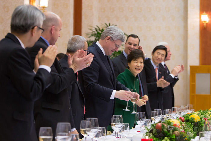 President Park Geun-hye (fourth from right) and Canadian Prime Minister Stephen Harper attend the official dinner at Cheong Wa Dae on March 11. (photo: Cheong Wa Dae)