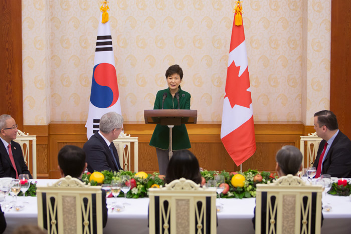 President Park Geun-hye (center) emphasizes the bilateral ties between Korea and Canada during the official dinner with Canadian Prime Minister Stephen Harper at Cheong Wa Dae on March 11. (photo: Cheong Wa Dae)