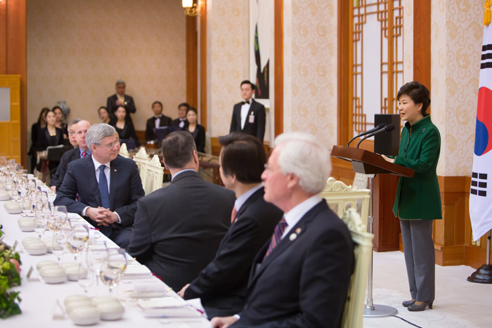 President Park Geun-hye (right) speaks during the official dinner with Canadian Prime Minister Stephen Harper at Cheong Wa Dae on March 11. (photo: Cheong Wa Dae)