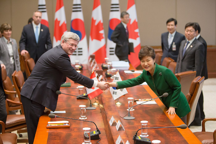  President Park Geun-hye (right) and Canadian Prime Minister Stephen Harper shake hands before their bilateral summit on March 11. (photo: Cheong Wa Dae) 
