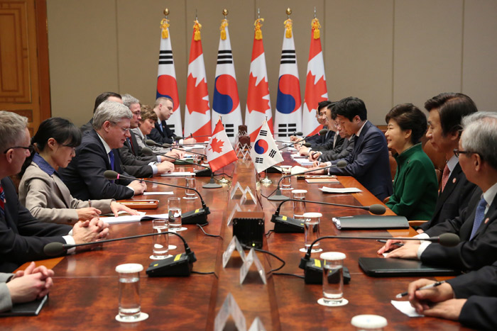 President Park Geun-hye (third from right) holds summit talks with Canadian Prime Minister Stephen Harper at Cheong Wa Dae on March 11. (photo: Cheong Wa Dae)
