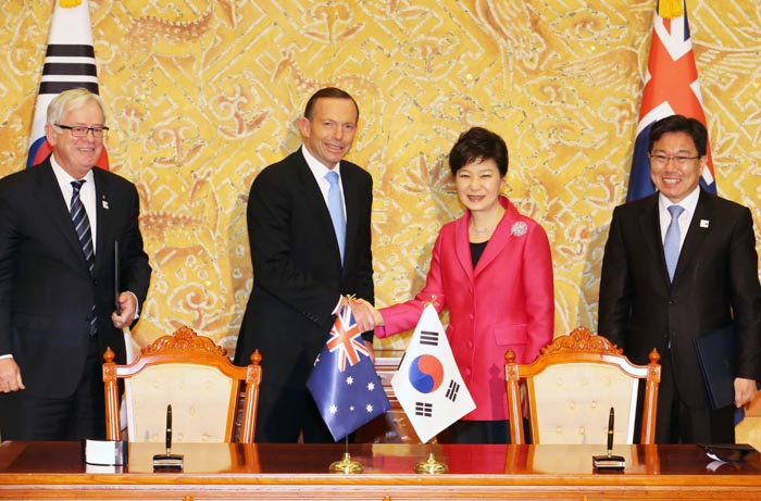 President Park Geun-hye (second from right) shake hands with Australian Prime Minister Tony Abbott after the signing of the Korea-Australia FTA at Cheong Wa Dae, on April 8. (photo courtesy of the Ministry of Trade, Industry and Energy)