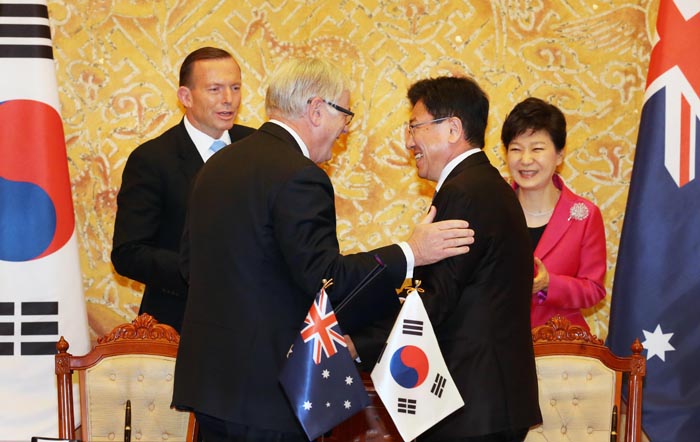 Minister of Trade, Industry and Energy Yoon Sang-jick and Australian Minister for Trade and Investment Andrew Robb shake hands with each other after the signing of the Korea-Australia FTA at Cheong Wa Dae, on April 8. (photo courtesy of the Ministry of Trade, Industry and Energy)