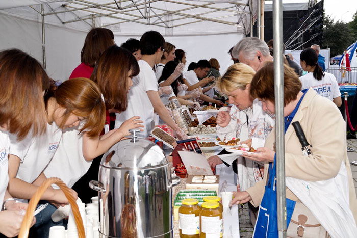 Festival goers sample Korean delicacies during the Korea Festival 2014, on June 21 in Warsaw. (photo courtesy of the Korean Cultural Center Warsaw)