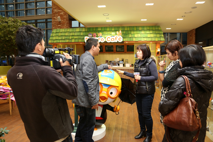Media personnel from Myanmar, Vietnam, Indonesia and Thailand interview an official from ICONIX Entertainment, a production company that made the popular cartoon “Pororo the Little Penguin,” on November 28 in Seoul. 