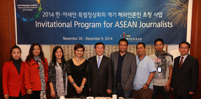 KOCIS Director Kim Jae-won (center) and invited ASEAN journalists pose for a group photo after a welcome dinner on November 28. 