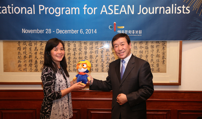KOCIS Director Kim Jae-won (right) presents a stuffed Pororo to journalist Hoang Kim Anh of Vietnam’s Labor Daily newspaper during a dinner banquet held in Seoul on November 28.