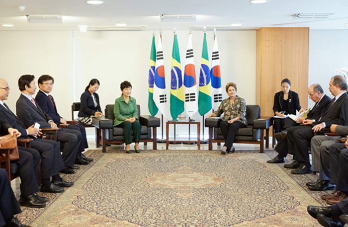 President Park Geun-hye held a summit with her Brazilian counterpart, President Dilma Rousseff, at the presidential palace in Brasilia on April 24.