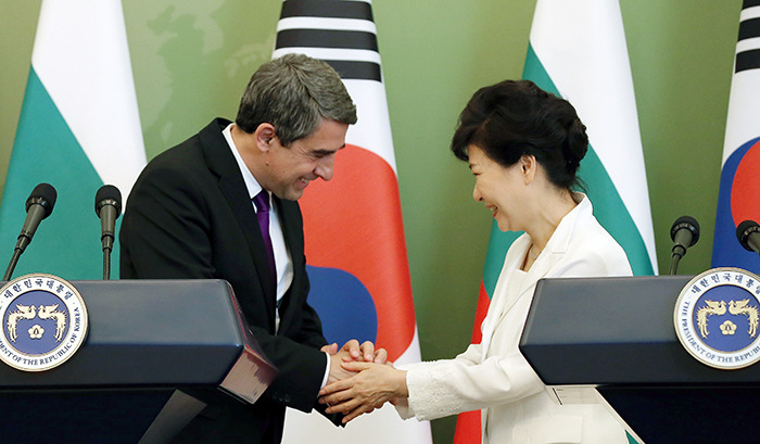 President Park Geun-hye and Bulgarian President Rosen Plevneliev shake hands after their joint press conference on May 14 in Seoul.