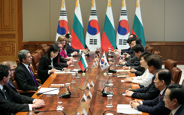 President Park Geun-hye holds a summit meeting with Bulgarian President Rosen Plevneliev on May 14 in Seoul.