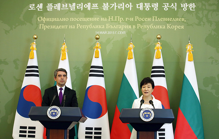 President Park Geun-hye and Bulgarian President Rosen Plevneliev, currently in Korea on an official visit, hold a joint press conference on May 14 in Seoul.