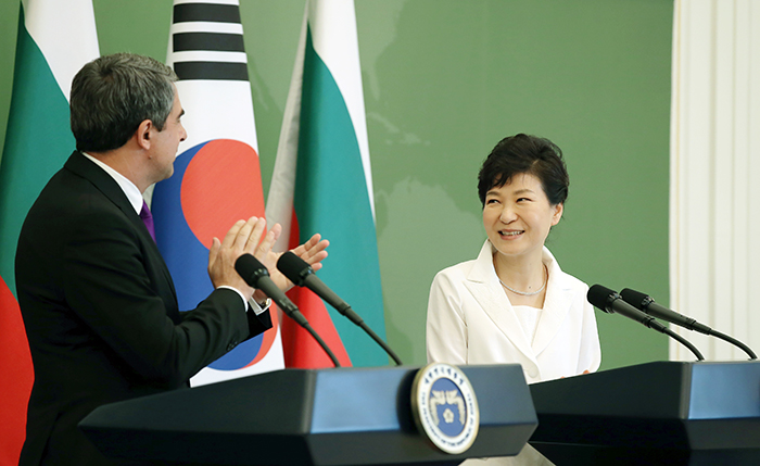 President Park Geun-hye receives applause from her Bulgarian counterpart, Rosen Plevneliev, after her speech during the joint press conference held at Cheong Wa Dae on May 14.