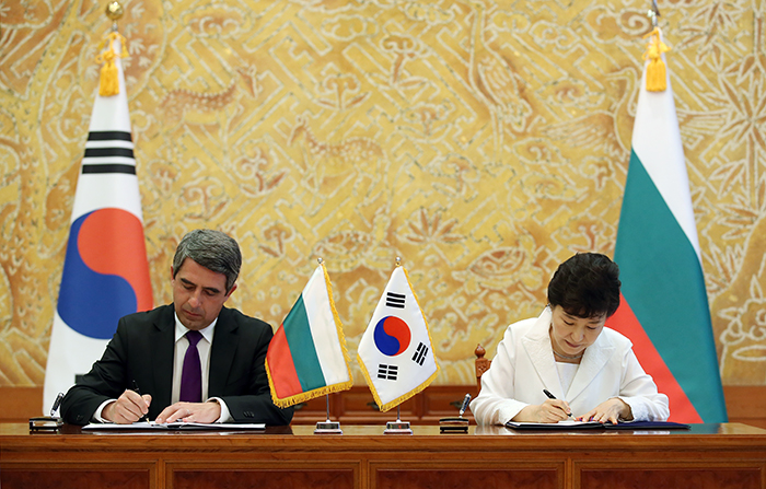 President Park Geun-hye and Bulgarian President Rosen Plevneliev sign a bilateral joint statement on May 14.