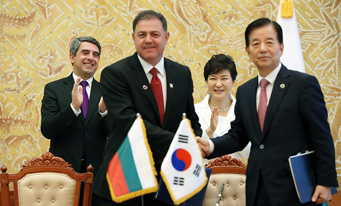 President Park Geun-hye (back, right) and Bulgarian President Rosen Plevneliev applaud as Minister of National Defense Han Minkoo (front, right) and Nikolay Nenchev, the Bulgarian minister of defense, sign an MOU to cooperate on defense and security.