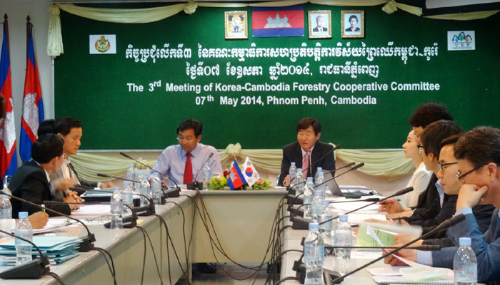 Director Lee Chang-jae of the Global Forest Resources and Trade Division of the Korea Forest Service (center, right), Director General Chheng Kimsun of the Cambodian Forestry Administration (center, left) and other representatives attend the 3rd Korea-Cambodia Forest Cooperation Committee meeting held in Phnom Penh, Cambodia, on May 7. (photo courtesy of the Korea Forest Service)