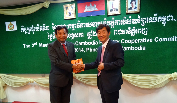 Director Lee Chang-jae of the Global Forest Resources and Trade Division of the Korea Forest Service (right) shakes hands with Director General Chheng Kimsun of the Cambodian Forestry Administration after the 3rd Korea-Cambodia Forest Cooperation Committee meeting held in Phnom Penh, Cambodia, on May 7. (photo courtesy of the Korea Forest Service)