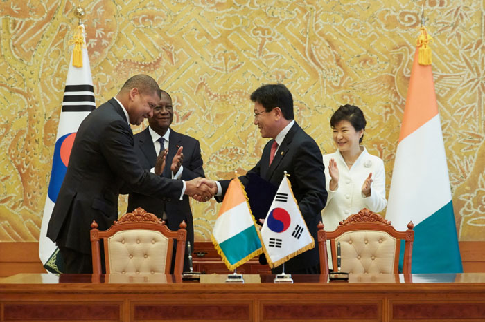 The governments of Korea and Ivory Coast sign a series of memoranda of understanding, as President Park Geun-hye (back, right) and Ivoirian President Alassane Ouattara (back, left) look on. 