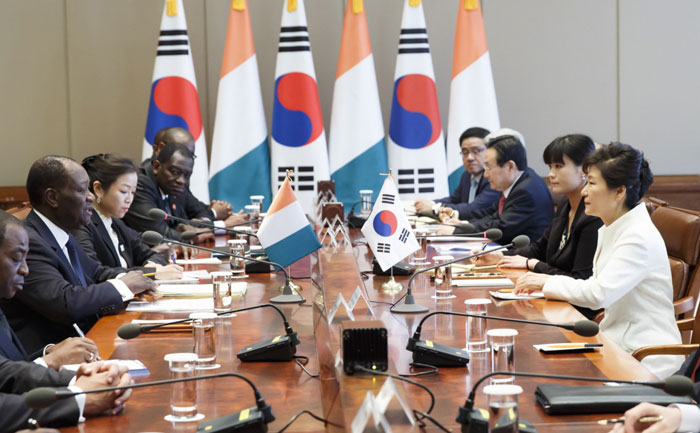 President Park Geun-hye (right) holds summit talks with Ivoirian President Alassane Ouattara at Cheong Wa Dae on October 7.