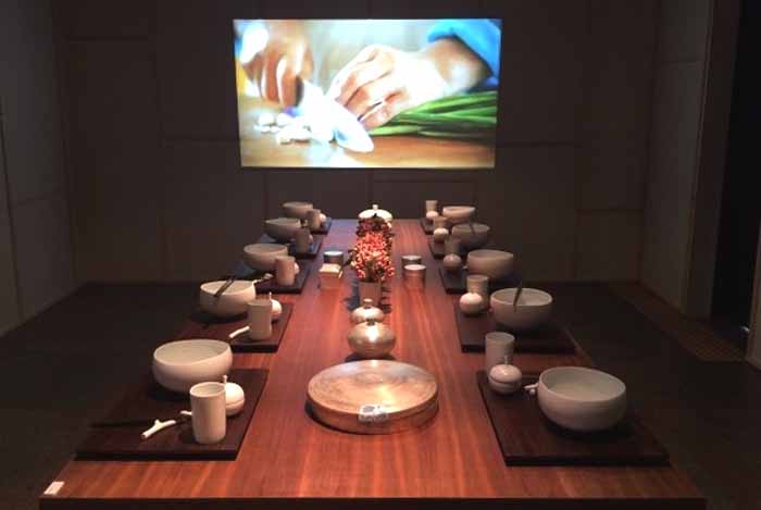 A collaboration between domestic chefs and artisans allows visitors to imagine how delicious a meal might taste when served in traditional, well-designed tableware, at the 2014 Craft Platform exhibition. (photo courtesy of the KCDF) 