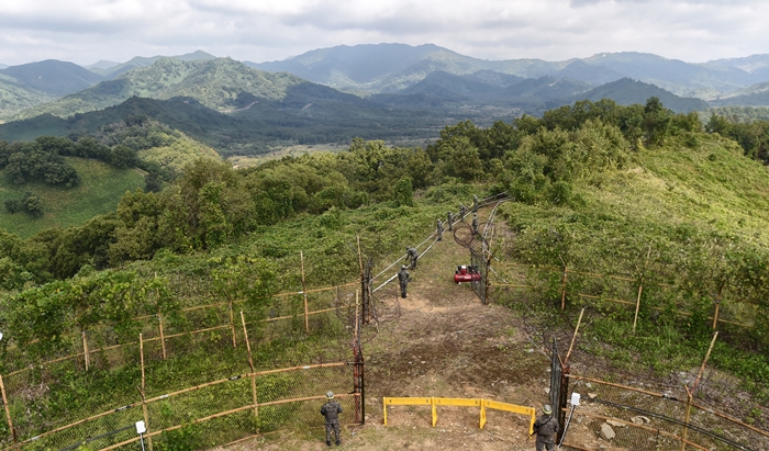 Soldiers carrying out the landmine elimination operation on Arrowhead Ridge in Cheorwon, Gangwon-do Province, on Oct. 2.