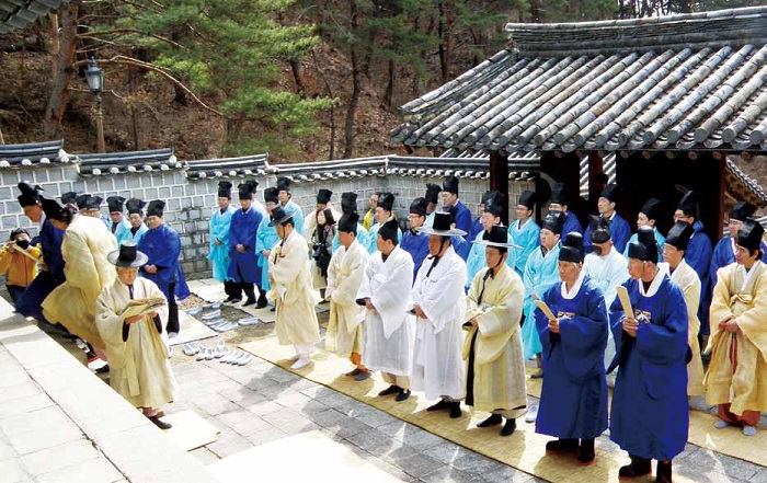 A ceremony in honor of Yi Hwang at Dosan Seowon. © Yonhap News