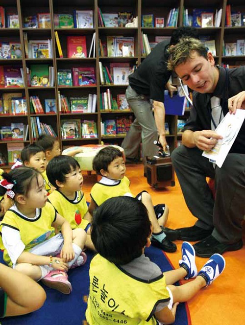 Youngsters learn English at an English language kindergarten. © Yonhap News