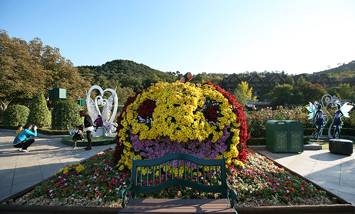 Everland is beautiful with autumn foliage and Halloween decorations.