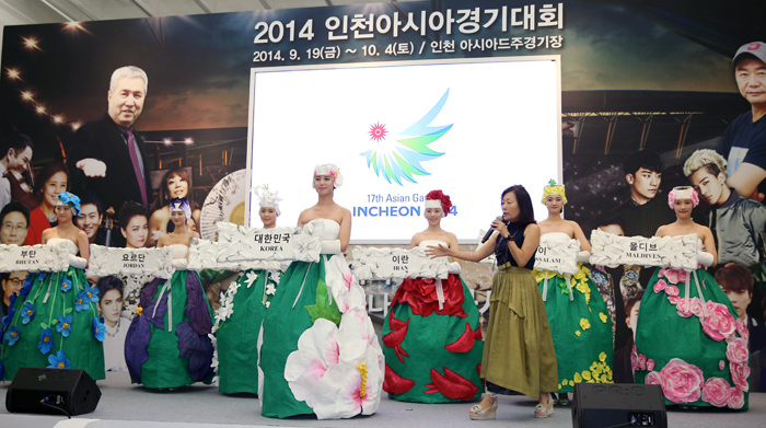 Professor and clothing designer Rhee You-sook (third from right) explains the outfits for the placard holders during the opening and closing ceremonies.