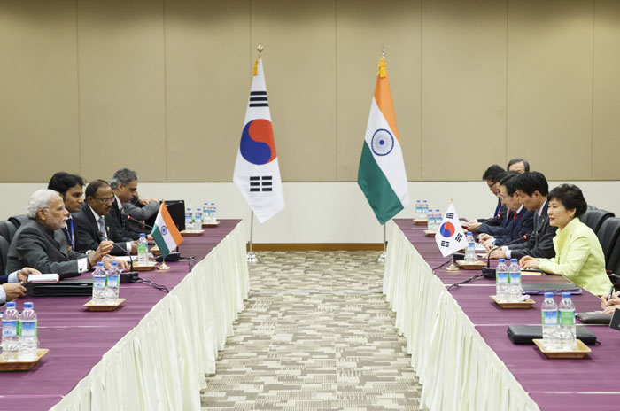 President Park Geun-hye and Indian Prime Minister Narendra Modi hold the Korea-India summit on November 12 in Naypyidaw, Myanmar.