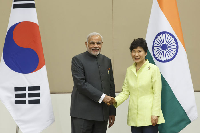 President Park Geun-hye (right) poses for a photo with Indian Prime Minister Narendra Modi prior to the Korea-India summit on November 12 in Naypyidaw, Myanmar.