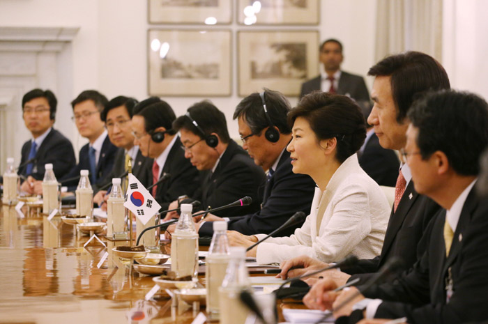 President Park Geun-hye (third from right) holds summit talks with Indian Prime Minister Manmohan Singh on January 16 in New Delhi. (Photo: Cheong Wa Dae)