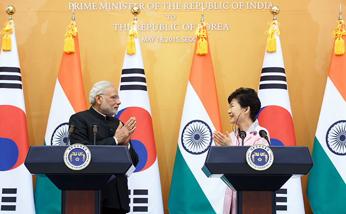 President Park Geun-hye (right) and Indian Prime Minister Narendra Modi put their hands together, politely acknowledging each other, after holding a joint press conference on May 18.