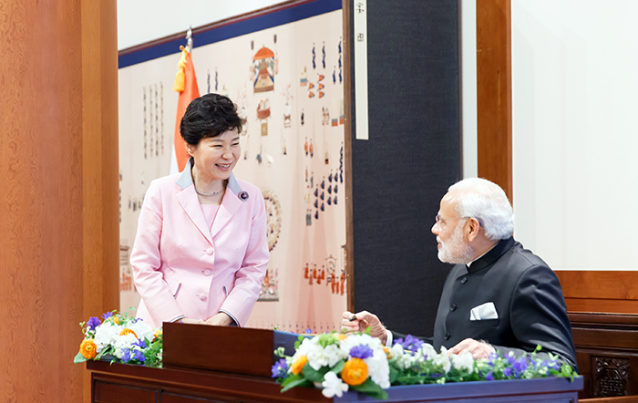 President Park Geun-hye speaks to Indian Prime Minister Narendra Modi as he signs the guestbook at Cheong Wa Dae on May 18.