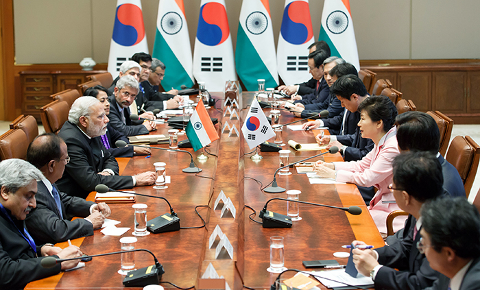 President Park Geun-hye (fourth from right) and Indian Prime Minister Narendra Modi, who is paying a state visit to Korea, hold a summit meeting at Cheong Wa Dae on May 18.
