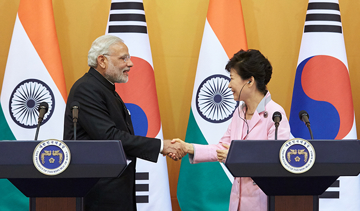 President Park Geun-hye (right) and Indian Prime Minister Narendra Modi shake hands after holding a joint press conference on May 18