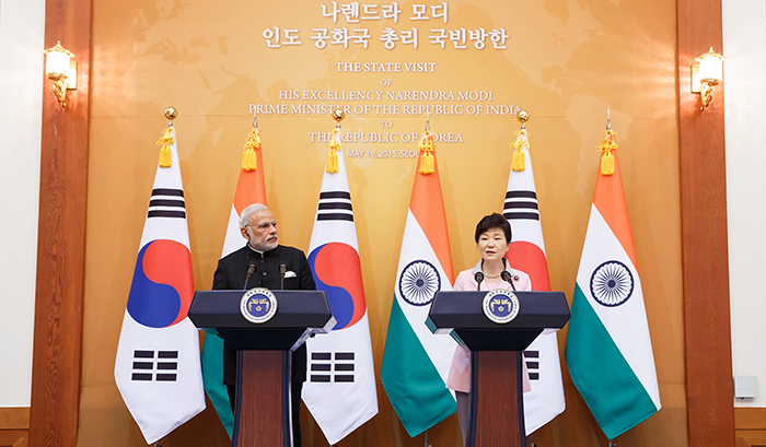v President Park Geun-hye (fourth from right) and Indian Prime Minister Narendra Modi, who is paying a state visit to Korea, hold a summit meeting at Cheong Wa Dae on May 18.