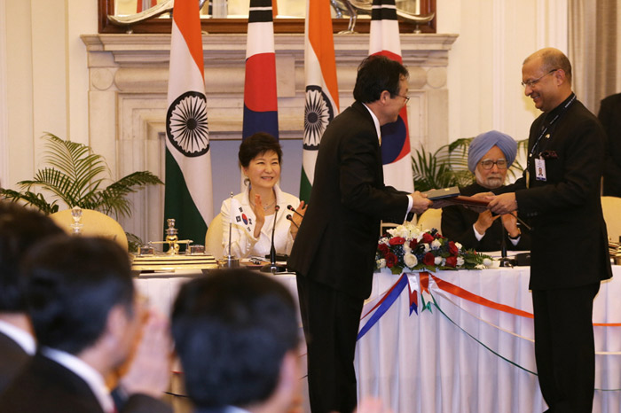 President Park Geun-hye (back row, left) and Indian Prime Minister Manmohan Singh attend the ROK-India memoranda of understanding signing ceremony after the Korea-India summit on January 16 in New Delhi. (Photo: Cheong Wa Dae)