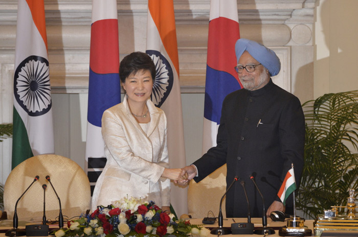 President Park Geun-hye (left) and Indian Prime Minister Manmohan Singh shake hands during a joint press conference after the Korea-India summit on January 16 in New Delhi. (Photo: Cheong Wa Dae)