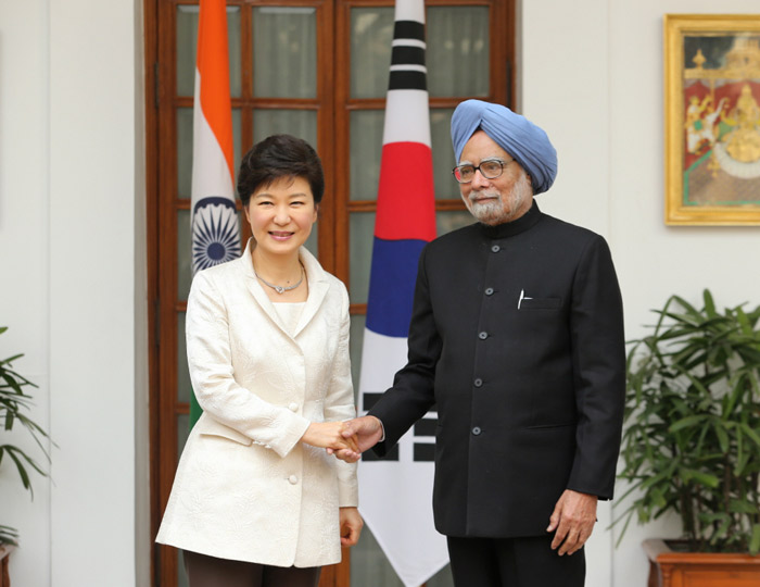President Park Geun-hye (left) and Indian Prime Minister Manmohan Singh pose for a photo prior to summit talks on January 16 in New Delhi. (Photo: Cheong Wa Dae)