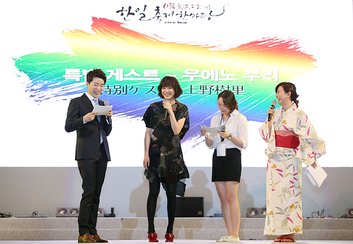Juri Ueno, a Japanese actress, says hello to her Korean fans.
