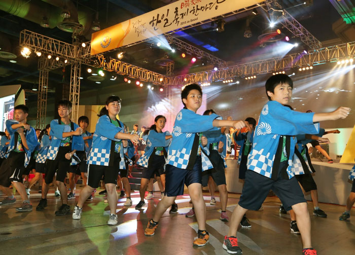 Korean and Japanese performances are held to celebrate the opening of the Korea-Japan Festival 2015 in Seoul on Sept. 20, under the theme of 'Let’s Open a New Future Together.'