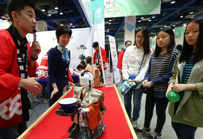 Visitors look around booths that promote the arts of both countries at the Korea-Japan Festival 2015 in Seoul on Sept. 20.