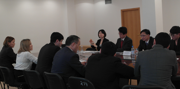 A delegation from the Korean Ministry of Government Legislation holds a meeting with representatives from the Kazakh Ministry of Justice on December 26 last year. (Photo courtesy of the MOLEG)