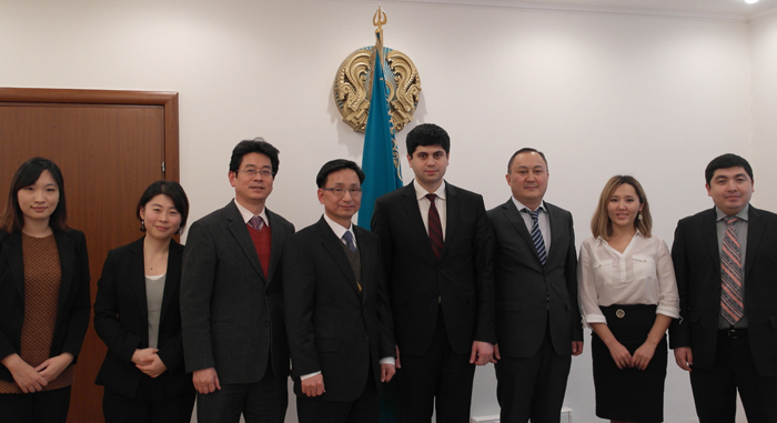 The Korean delegation and representatives from the Kazakh Ministry of Justice pose for a photo. (Photo courtesy of the MOLEG)
