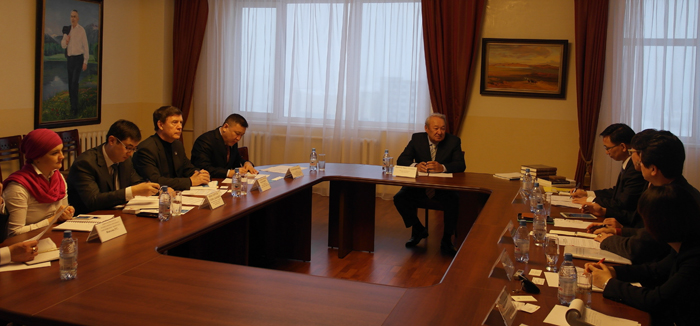 The Korean delegation has a meeting with President Narikbayev Maksut Sultanovich (center) of the Kazakh Humanities and Law University. (Photo courtesy of the MOLEG)